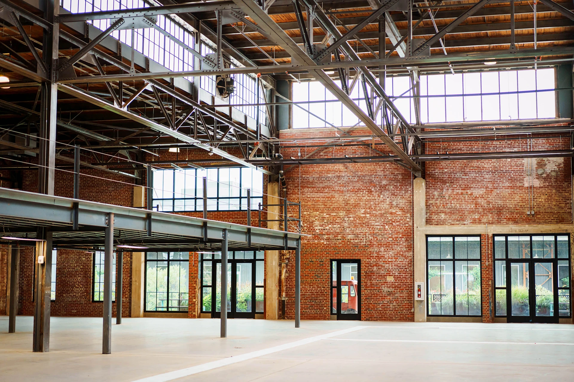 How to Read Warehouse Specifications When Choosing a Building to Lease